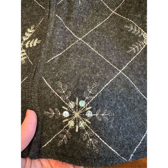 Woman’s 100% wool Talbots snowflake cardigan - Picture 3 of 4